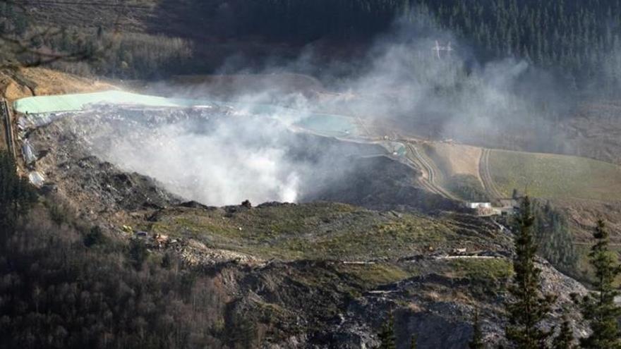 Una columna de humo sale del vertedero de Zaldibar.