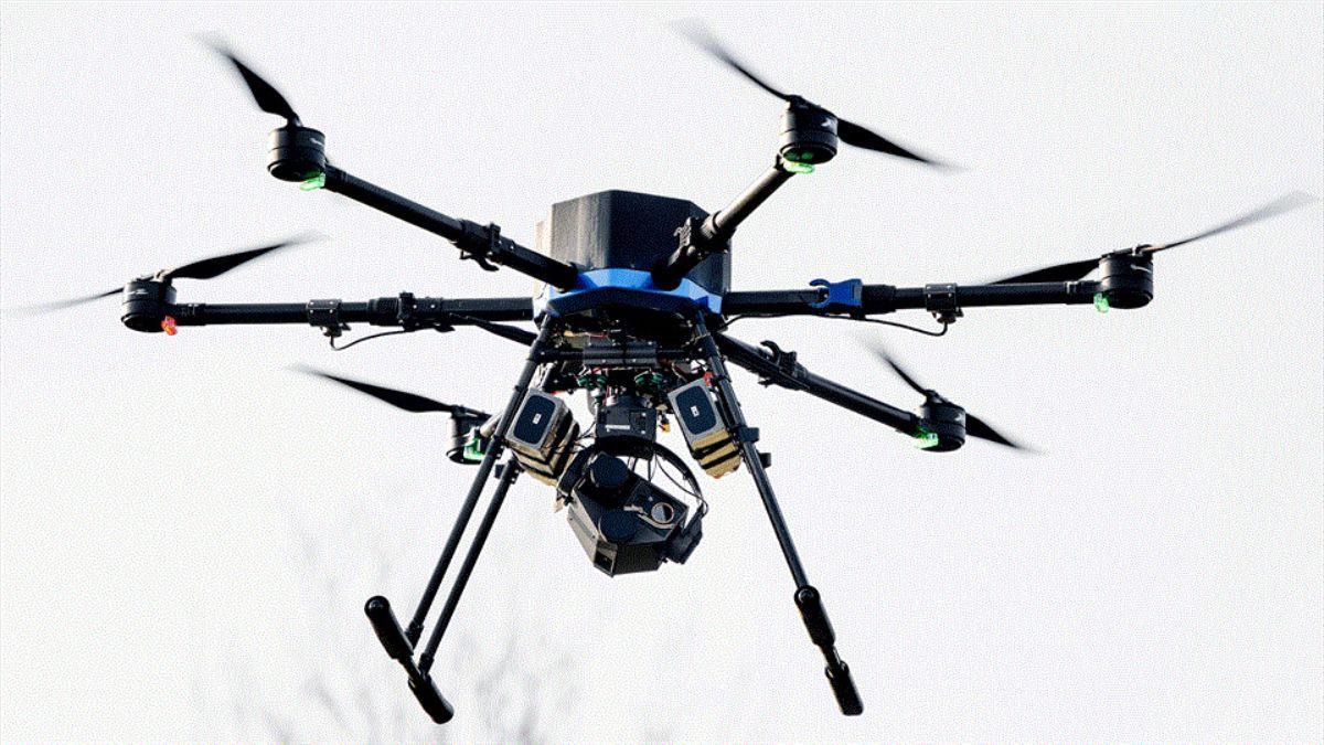 El dron puede localizar a personas que han caído por la borda en el mar. Busca en un área de hasta un kilómetro cuadrado, dependiendo de las condiciones climáticas y del peso de la carga.