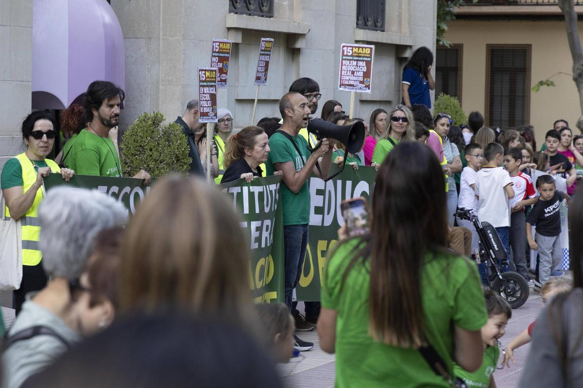 Lectura del manifiesto a las puertas del ayuntamiento de Xàtiva.