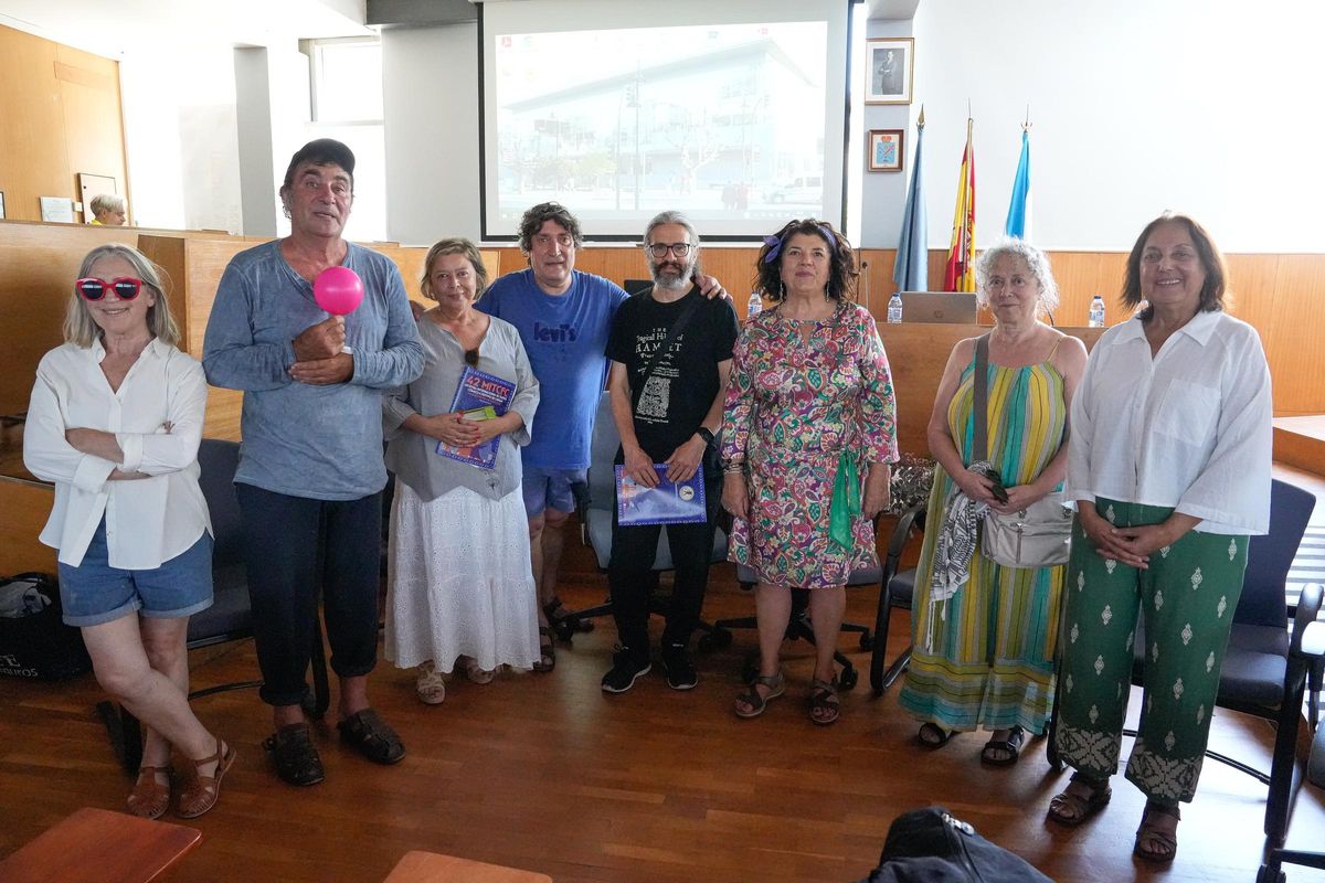 Participantes en la mesa redonda «Teatro escolar, universitario e amador», ayer en el Concello de Cangas.