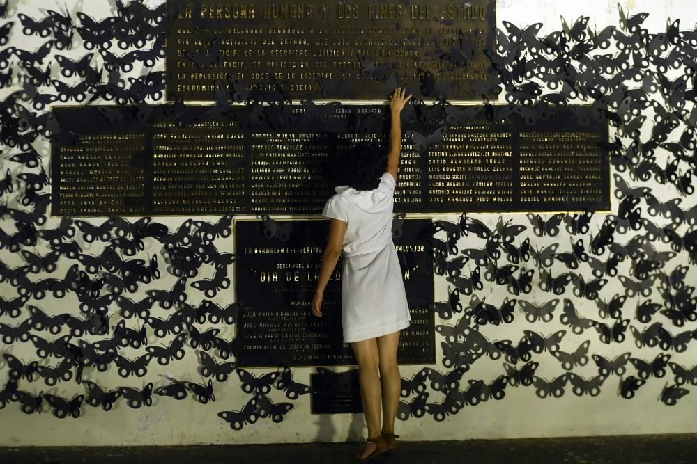 Una mujer participa en un homenaje a mujeres asesinadas en El Salvador.