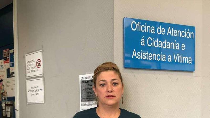 Mercedes Vázquez, funcionaria del servicio, ayer, ante la oficina, que permanece cerrada. // Fdv