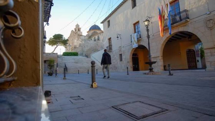 La fachada principal del Ayuntamiento de Monforte del Cid en una imagen reciente.