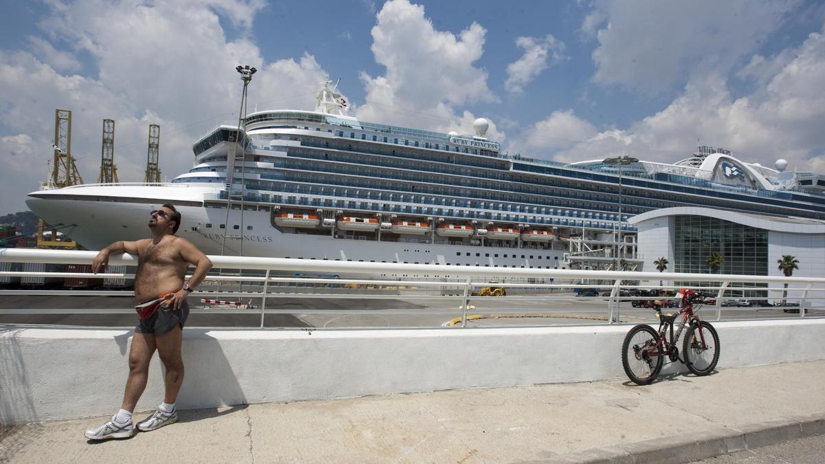 Cruceros en el muelle adosado de Barcelona. En la imagen el Ruby Princess.