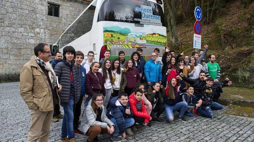 Manuel Baltar con alumnos del colegio Cidade de Antioquía en San Pedro de Rocas.  // FdV