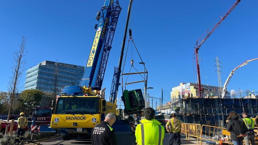 El conductor del bus accidentado de Barcelona avisó de que se encontraba mal antes de caer en el agujero