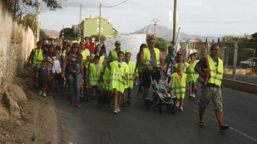 La marcha en Mutxamel mostró ayer que hay tramos peligrosos sin aceras.