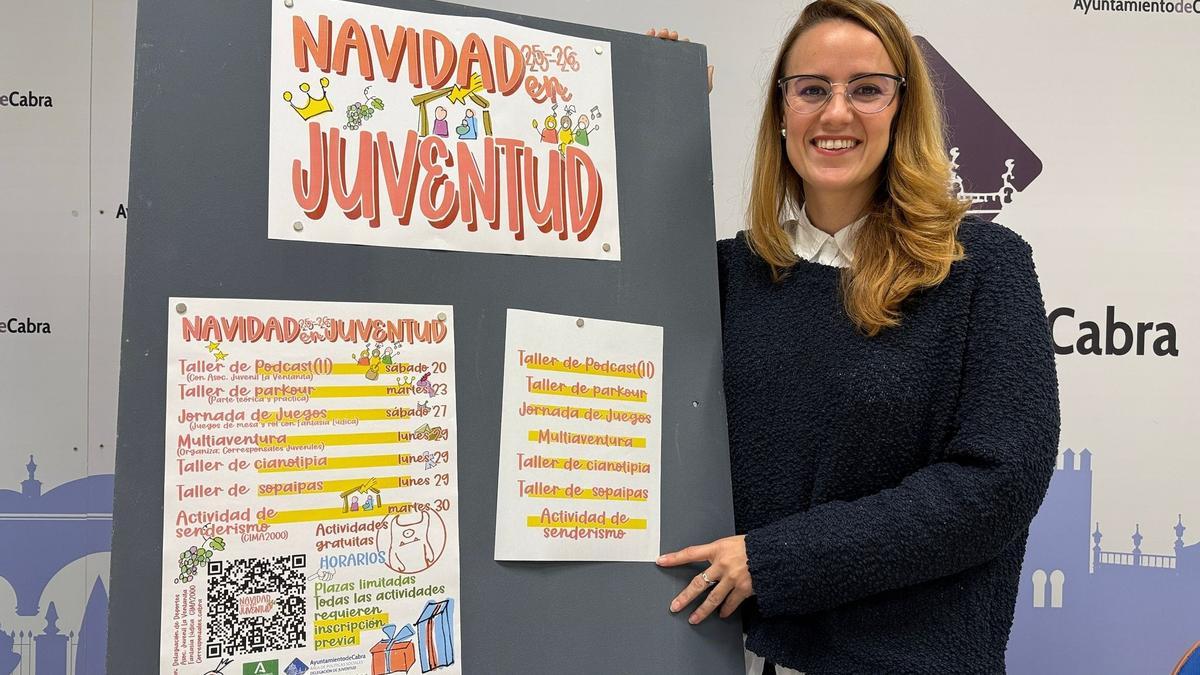 Sara Alguacil muestra las actividades del Ayuntamiento de Cabra para los jóvenes esta Navidad.