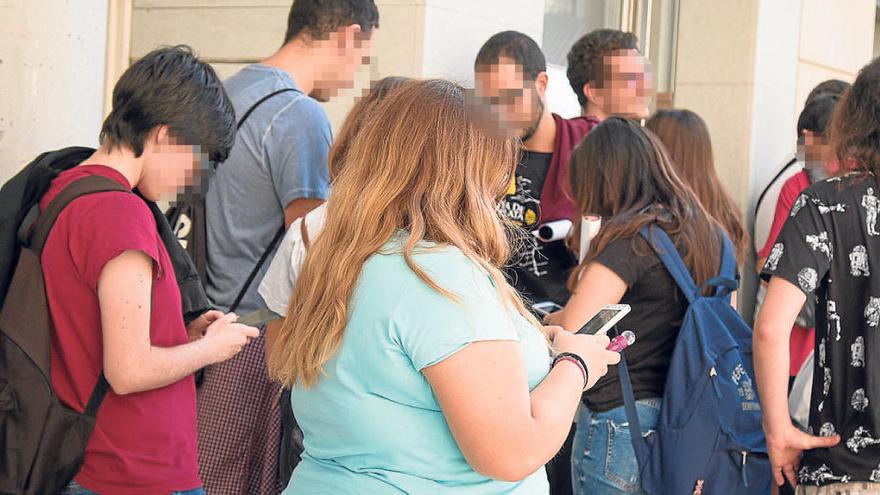 Los jóvenes de Alcoy usan el móvil una media de entre 4 y 8 horas diarias