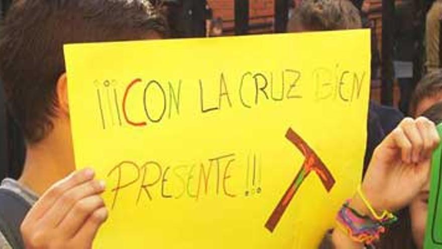 Niños del colegio Ortega y Gasset de Almendralejo protestan por la retirada de los crucifijos