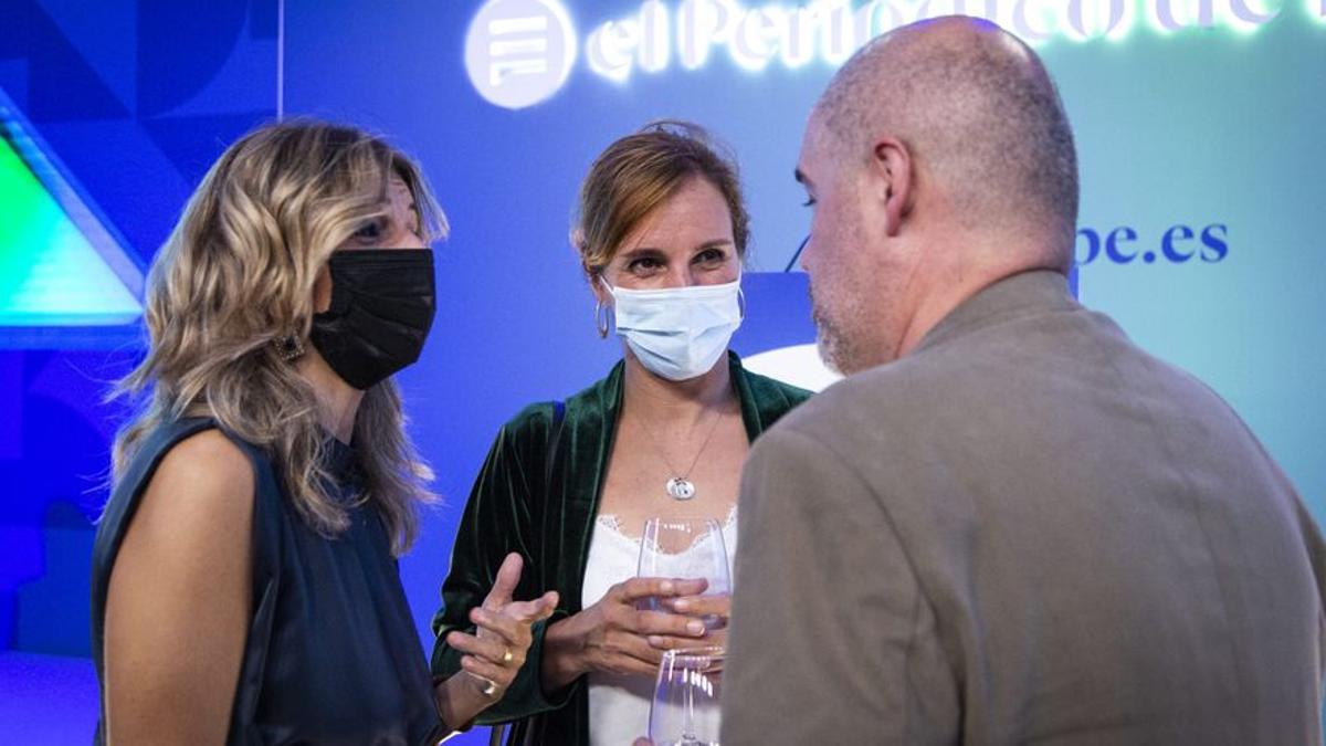 La vicepresidenta segunda del Gobierno, Yolanda Díaz; la diputada de la Asamblea de Madrid, Mónica García, y el secretario general de CCOO, Unai Sordo, hablan durante el evento de lanzamiento de EPE.