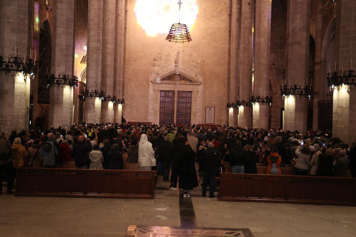 La Fiesta de la Luz en la catedral de Mallorca, un espectacular fenómeno lumínico que se produce dos veces al año cuando la luz del sol atraviesa el rosetón mayor, recorre el interior del templo y se proyecta en la pared de enfrente