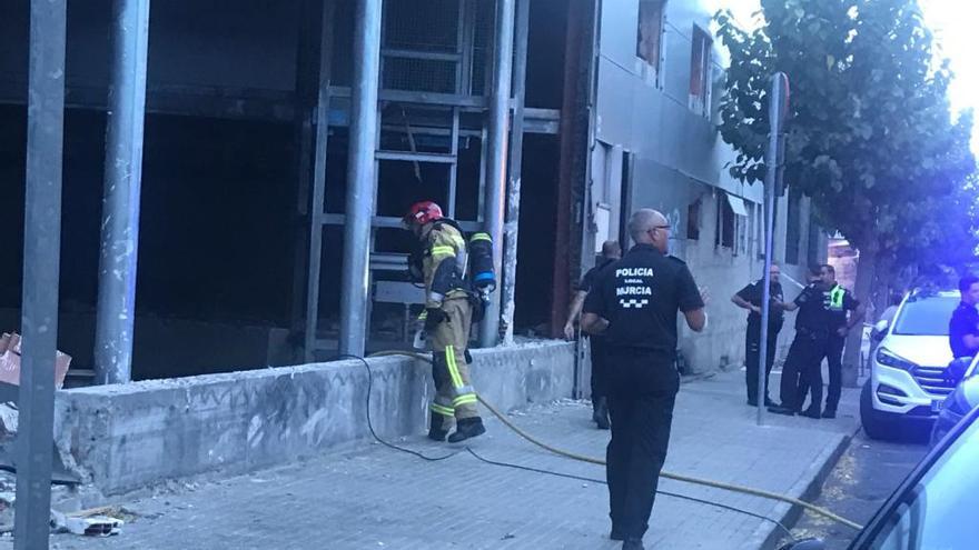 Efectivos de bomberos se han desplazado a la zona.