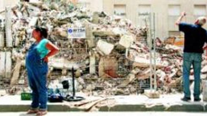 Lorca suma cada día edificios para derribar un mes después del seísmo