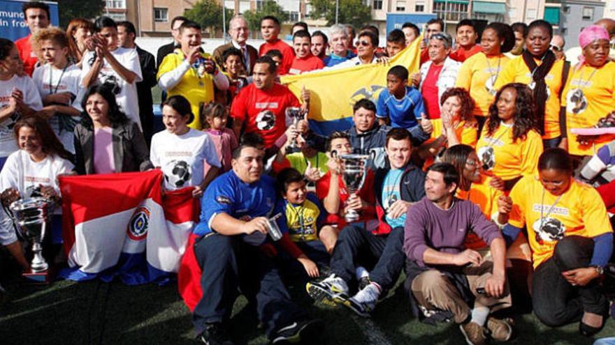 El alcalde Francisco de la Torre acudió a la entrega de trofeos del Mundialito.