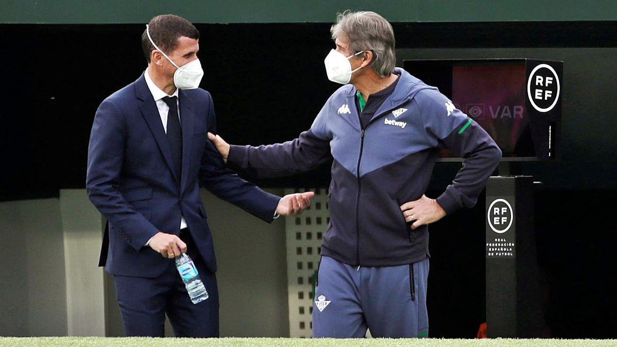 Javi Gracia y Pellegrini se saludan antes del partido, ayer en el Benito Villamarín.  | EFE/JULIO MUÑOZ