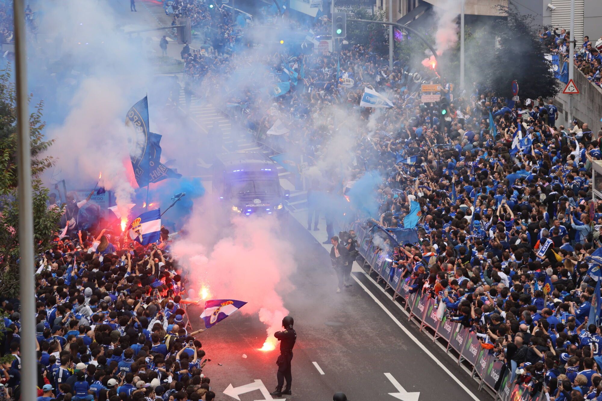 Así fue el recibimiento de la afición al Real Oviedo y toda la previa del último partido de la temporada