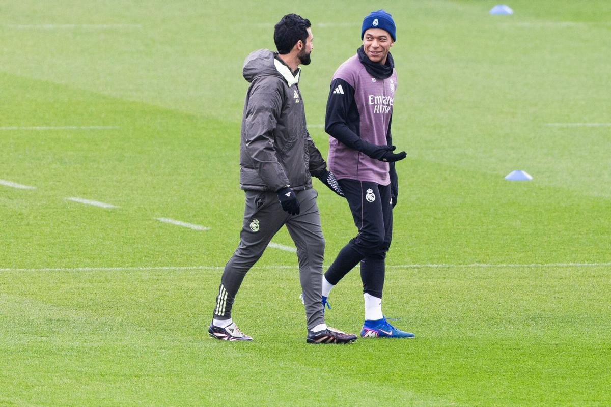 Arbeloa conversa con Mbappé en el entrenamiento del Madrid previo al partido ante el Levante