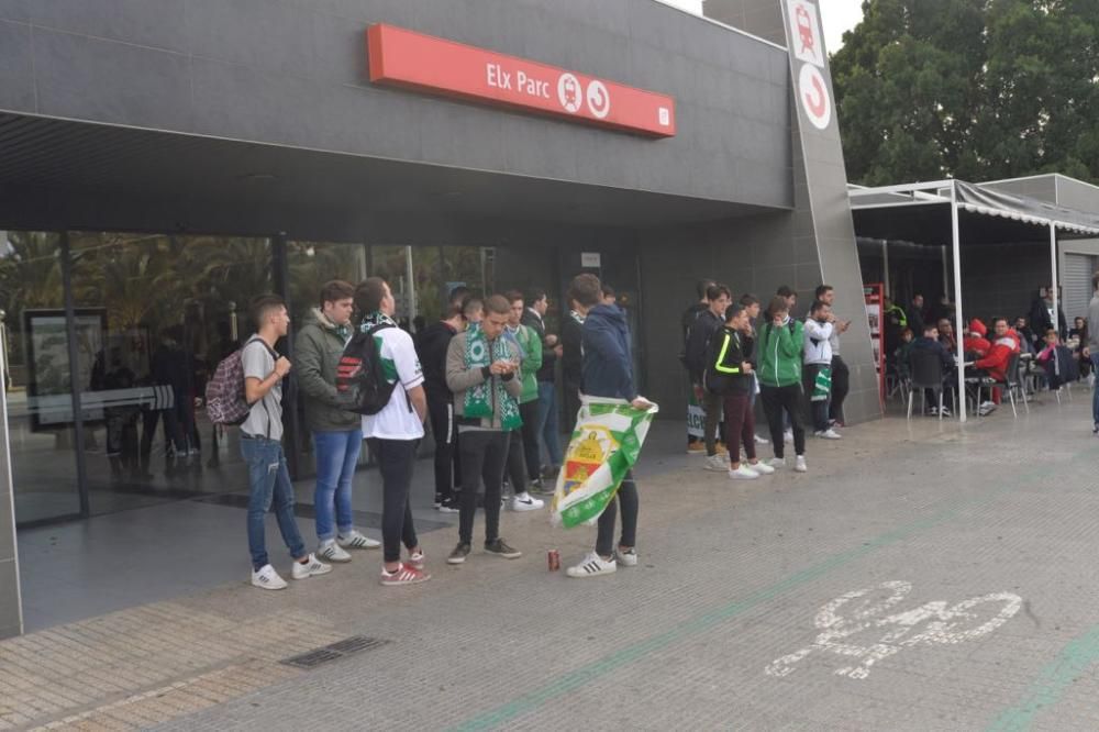 Los aficionados del Elche CF y del Hércules CF apoyan a su equipo antes del derbi