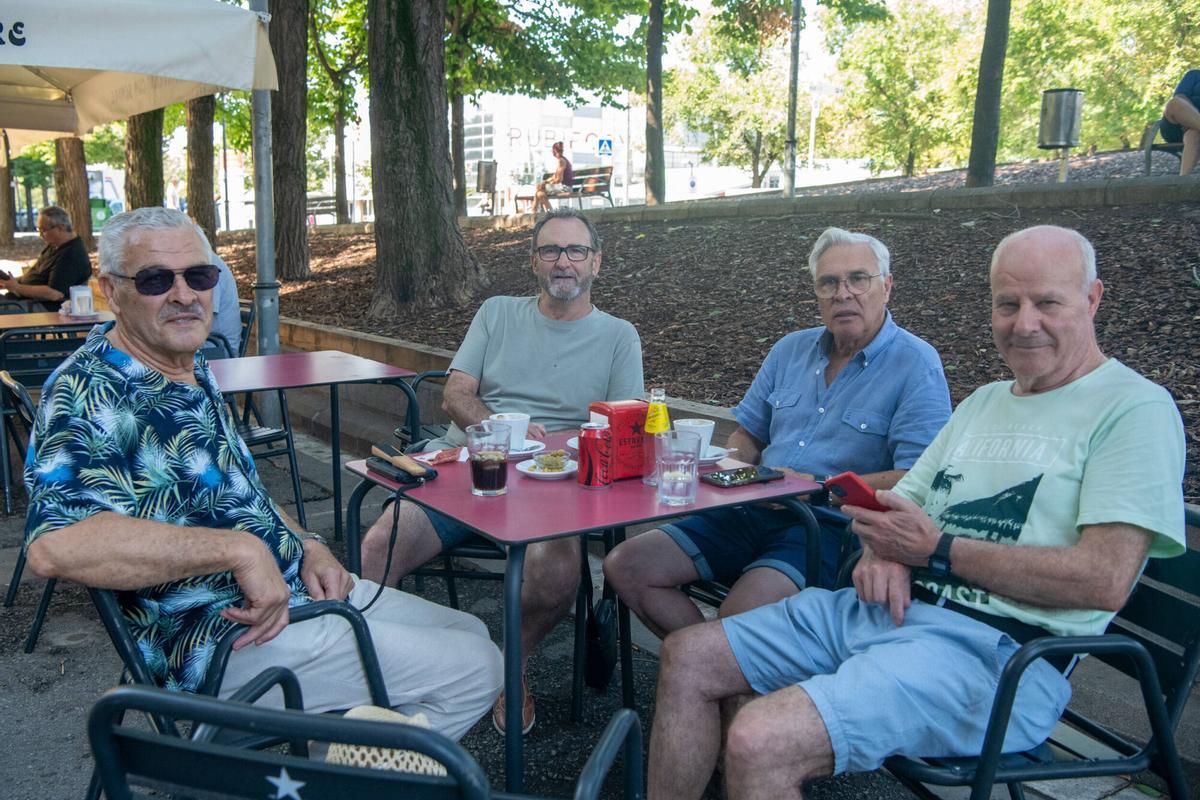 Nica, Antonio, Efrén y Floren (de izquierda a derecha), viven en ciudades de los alrededores, pero se reúnen en Rubí para tomar café.