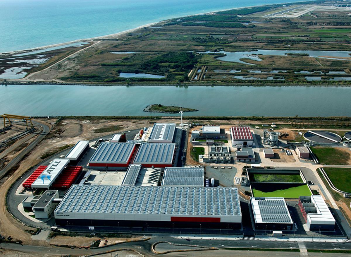 Imagen aérea de la planta desalinizadora del Llobregat.