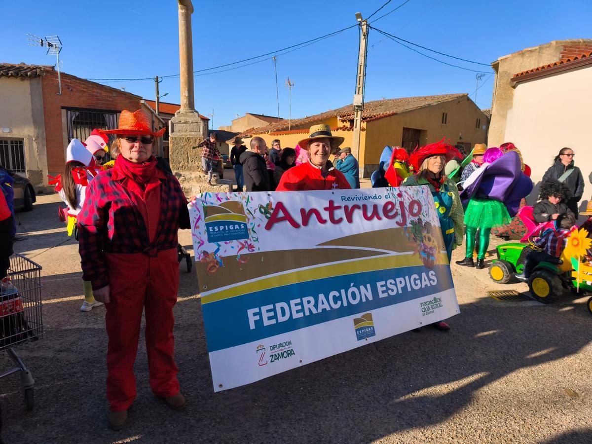 El Antruejo de Espigas recorre las calles de Villalube