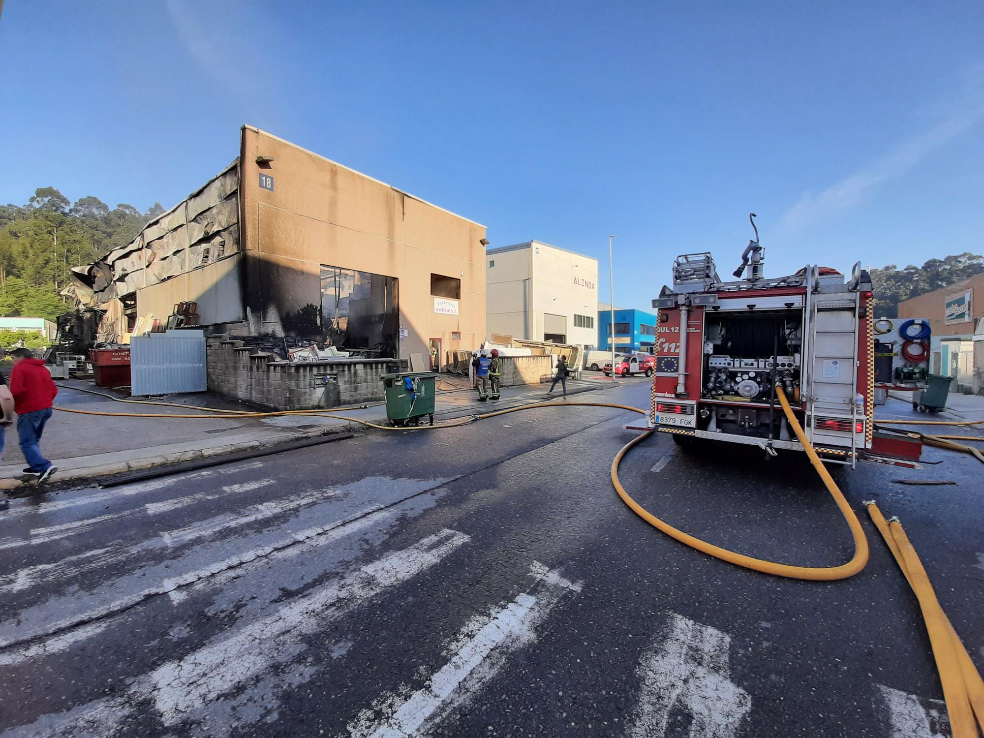 El incendio en una fábrica del polígono de Castiñeiras, en Bueu (II)