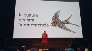 Marta Moreno leyendo la declaración La cultura declara la emergencia.