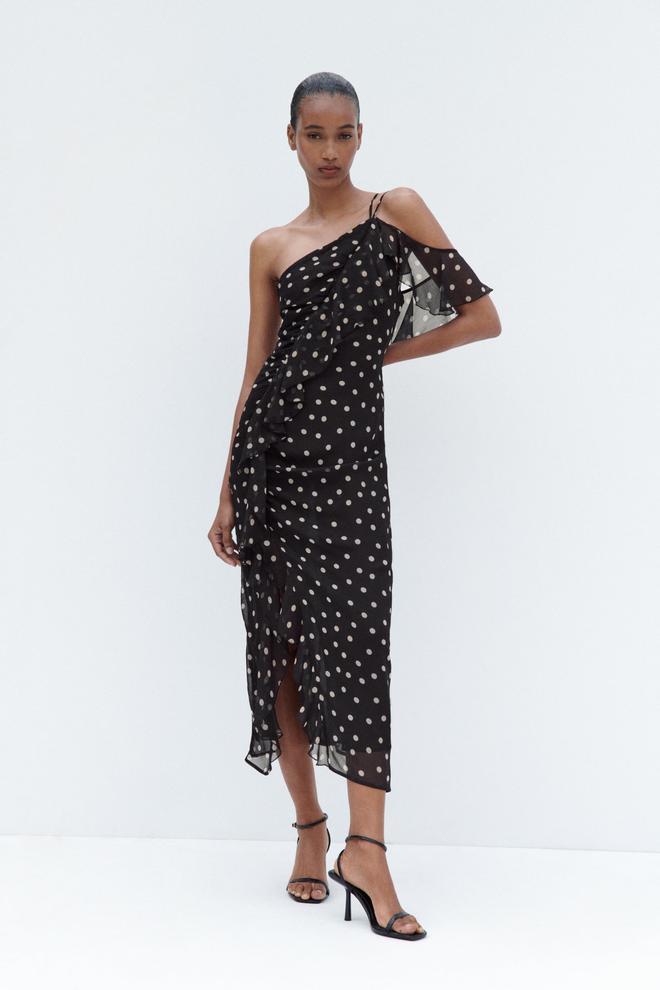 Vestido con estampado de lunares y volantes de Zara