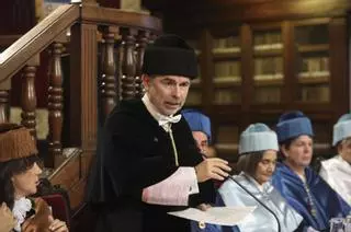 Villaverde, investido Honoris Causa en Normandía: "Reconoce la alianza entre universidades"