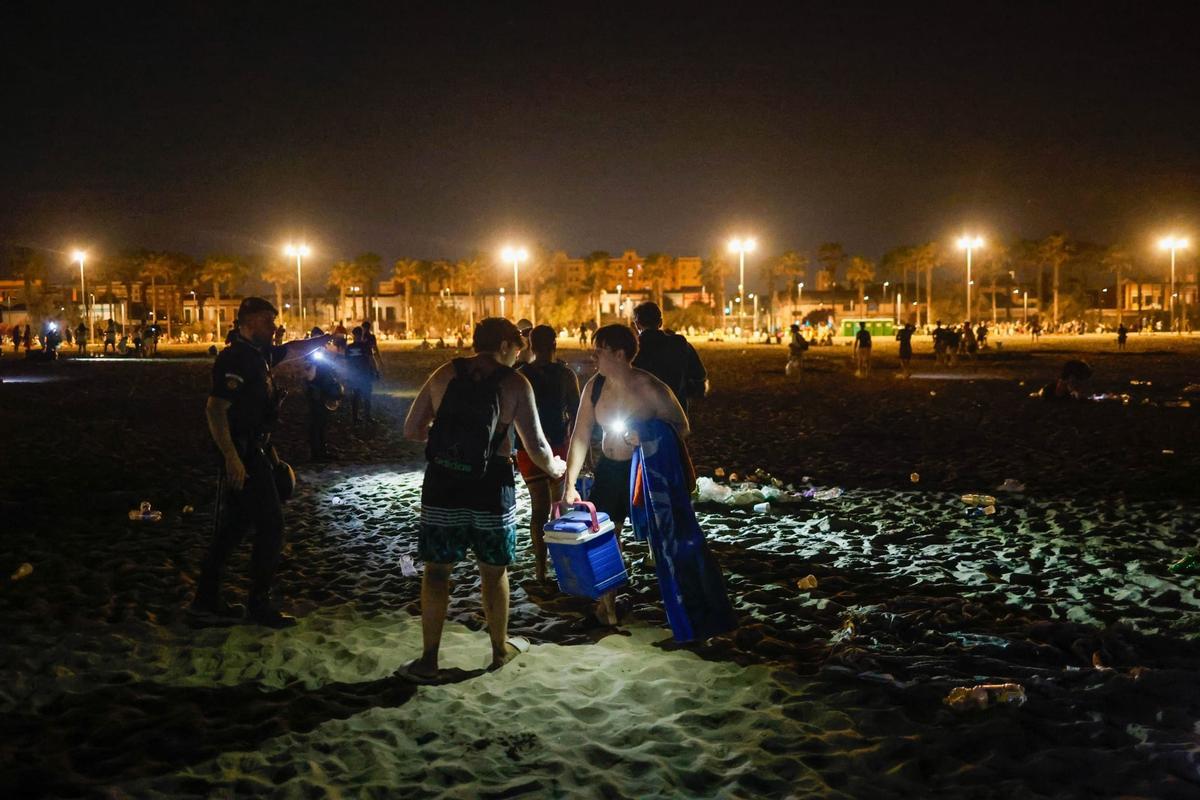 Dispositivo de limpieza en las playas valencianas tras la noche de San Juan Dispositivo de limpieza en las playas valencianas tras la noche de San Juan