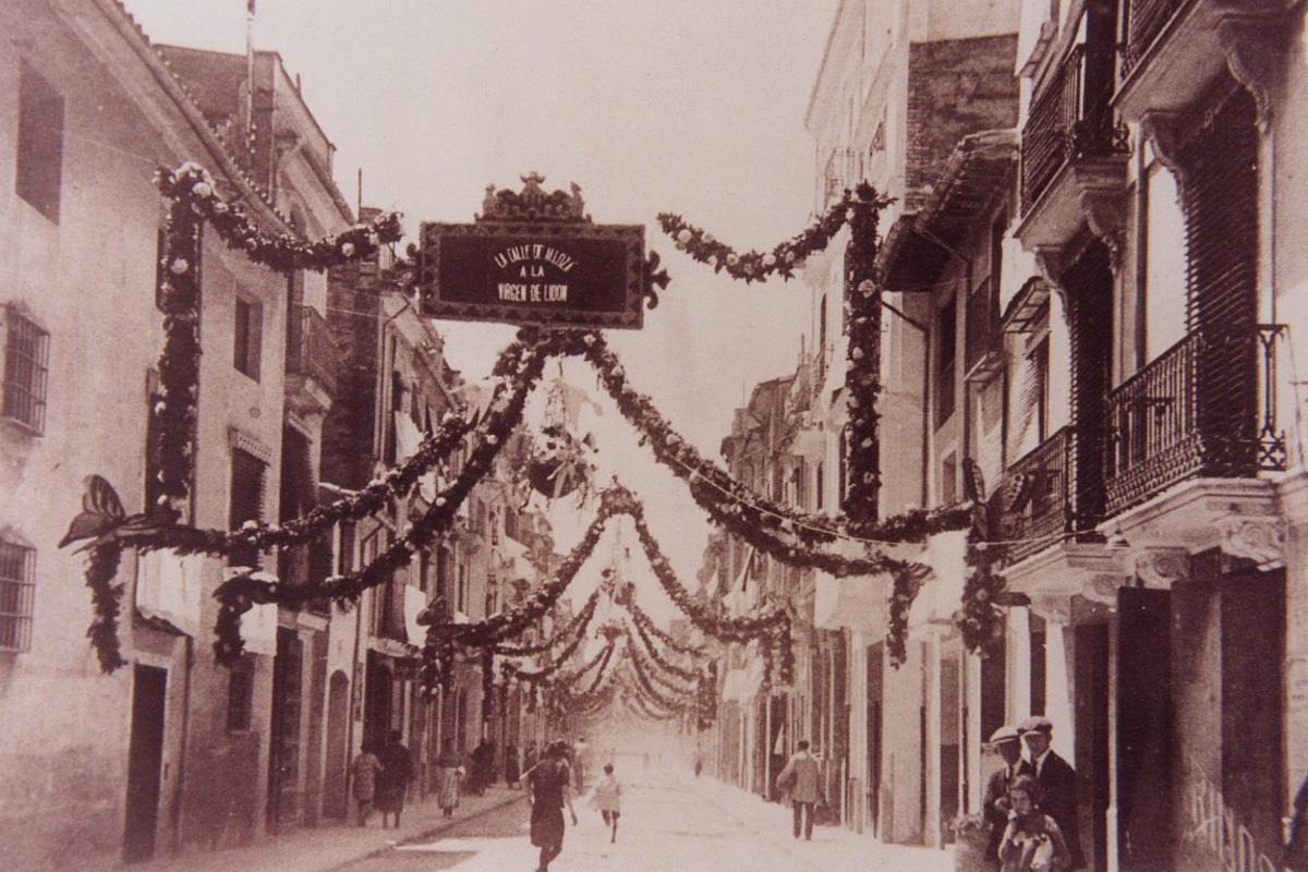 La calle Alloza, engalanada en 1924.