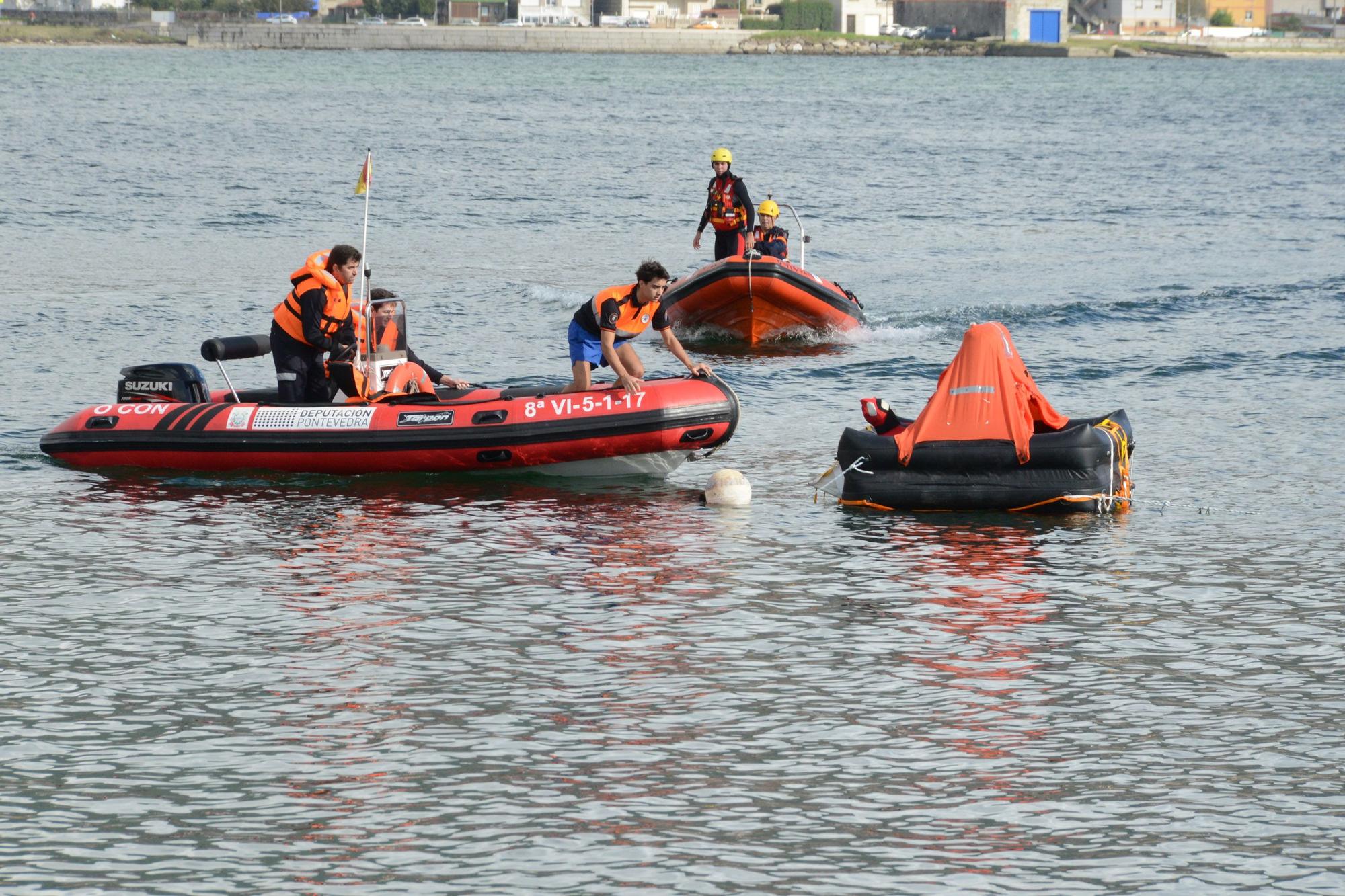 Escenas del simulacro de rescate frente a Moaña.