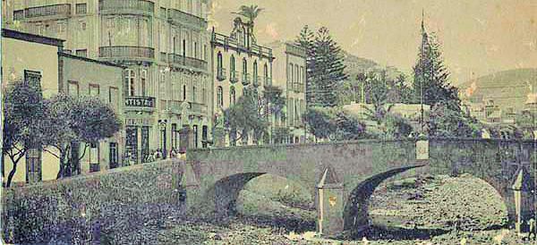 Puente de Piedra o de Verdugo - Construido en el siglo XVIII, unió los barrios de Vegueta y Triana, en ese momento incomunicados por el barranco de Guiniguada.