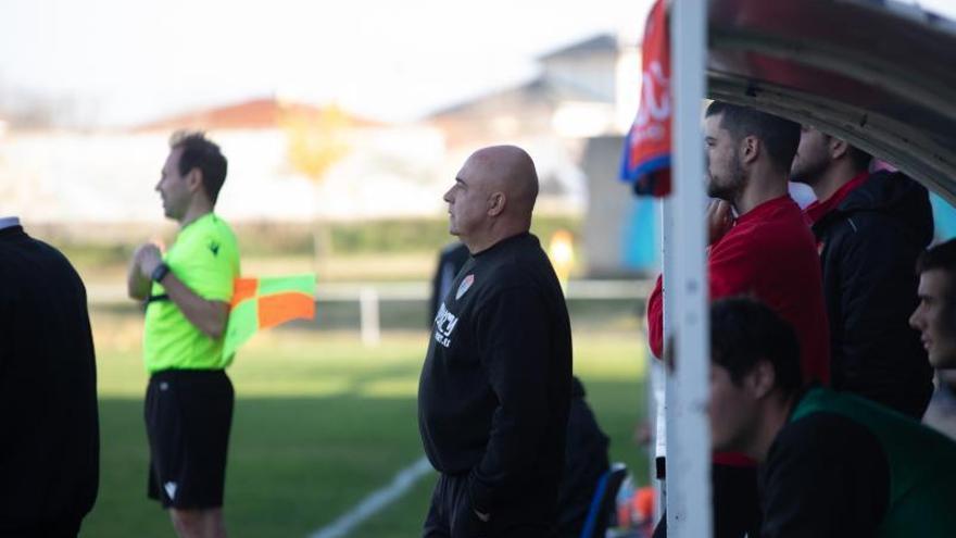 Santi Redondo, entrenador del CD Benavente. | E. F.