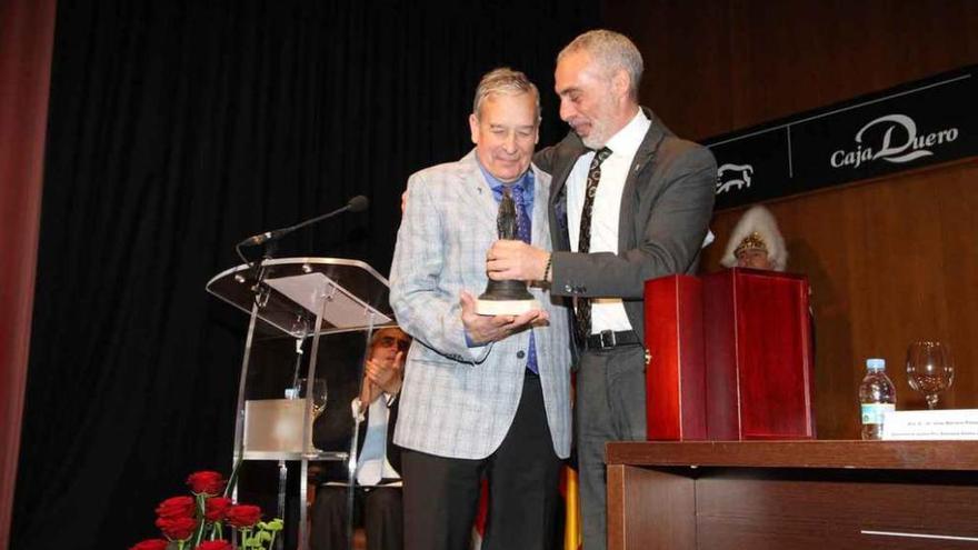 Chano Lorenzo recoge el Barandales de Honor de manos del presidente de la Semana Santa.