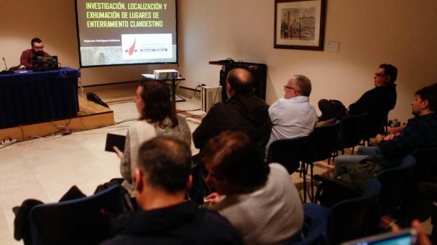 Presentación de las jornadas de la asociación Trece Rosas en el Auditorio, con Álex Rodríguez en la mesa.