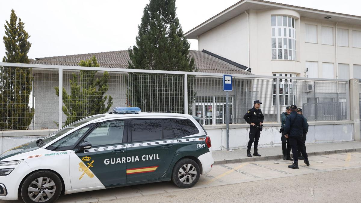 Agentes de la Policía Nacional y la Guardia Civil en un colegio de Chiva.