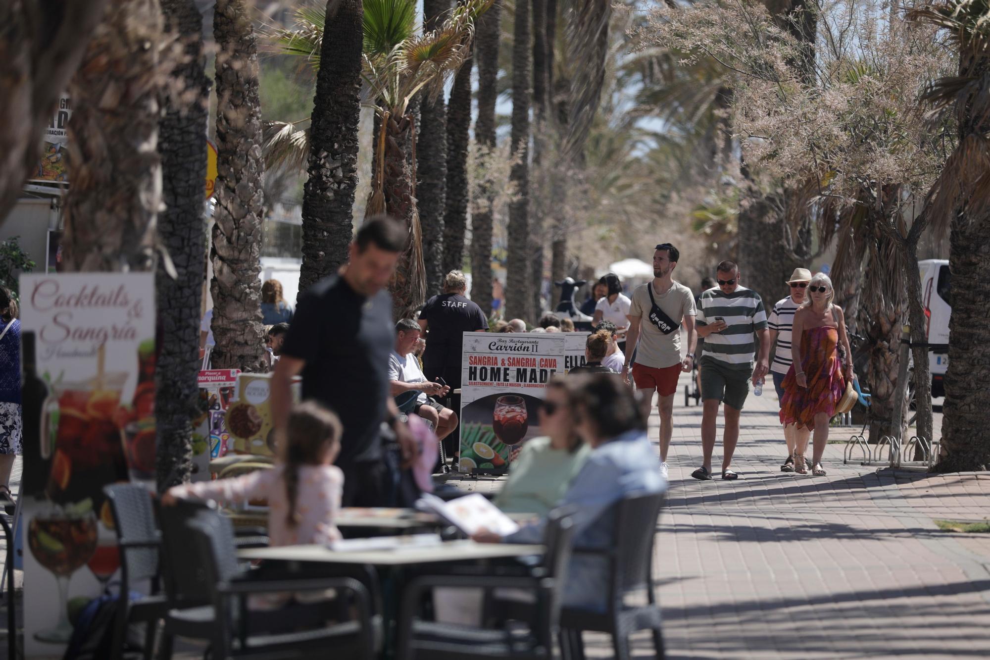 Mallorca empieza a rebosar: los turistas llenan las playas y también el centro de Palma