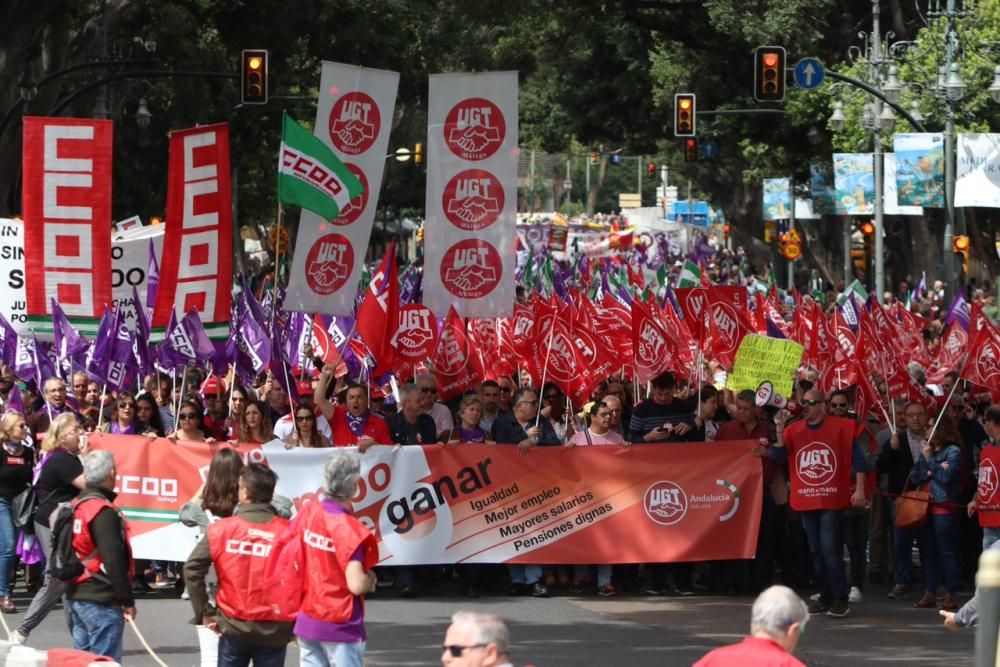 Miles de personas participan en la marcha convocada por los sindicatos para este martes, Día Internacional del Trabajo