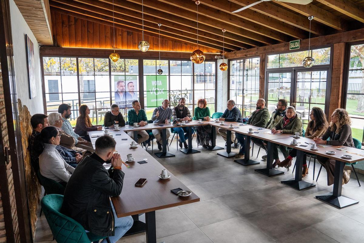 Buxadé, junto a Óscar Fernández Calle, habla con ganaderos extremeños.