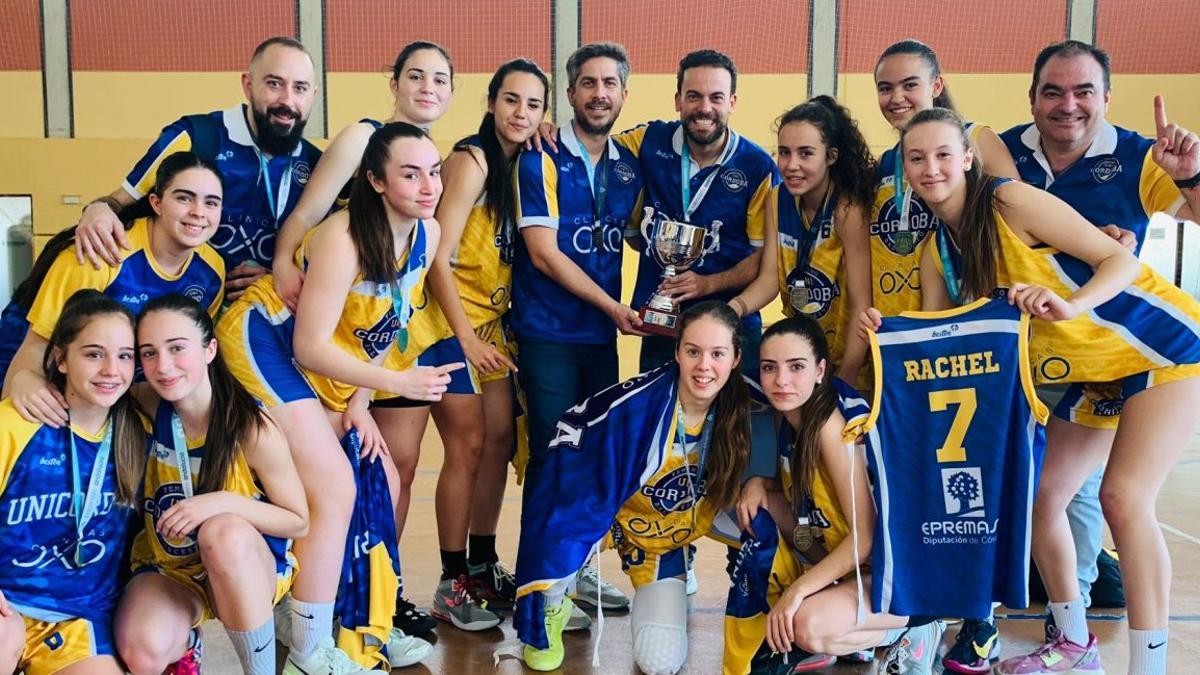 El Uni Córdoba cadete femenino de baloncesto celebra la victoria en la liga provincial.