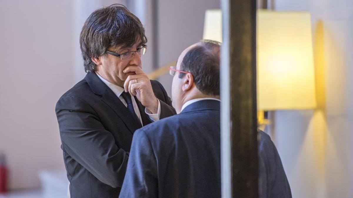 El presidente de la Generalitat, Carles Puigdemont, conversa con el primer secretario del PSC, Miquel Iceta, en el Parlament.