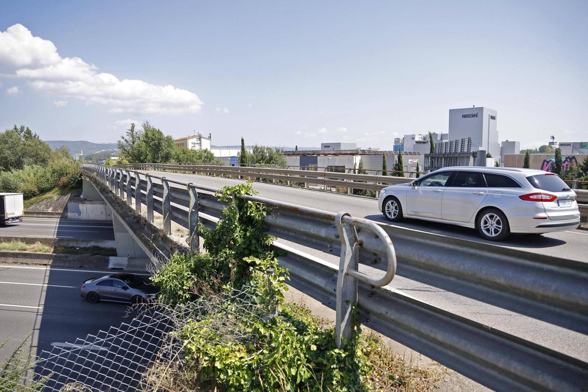 Un vehicle circulant per l'estructura, aquest divendres.