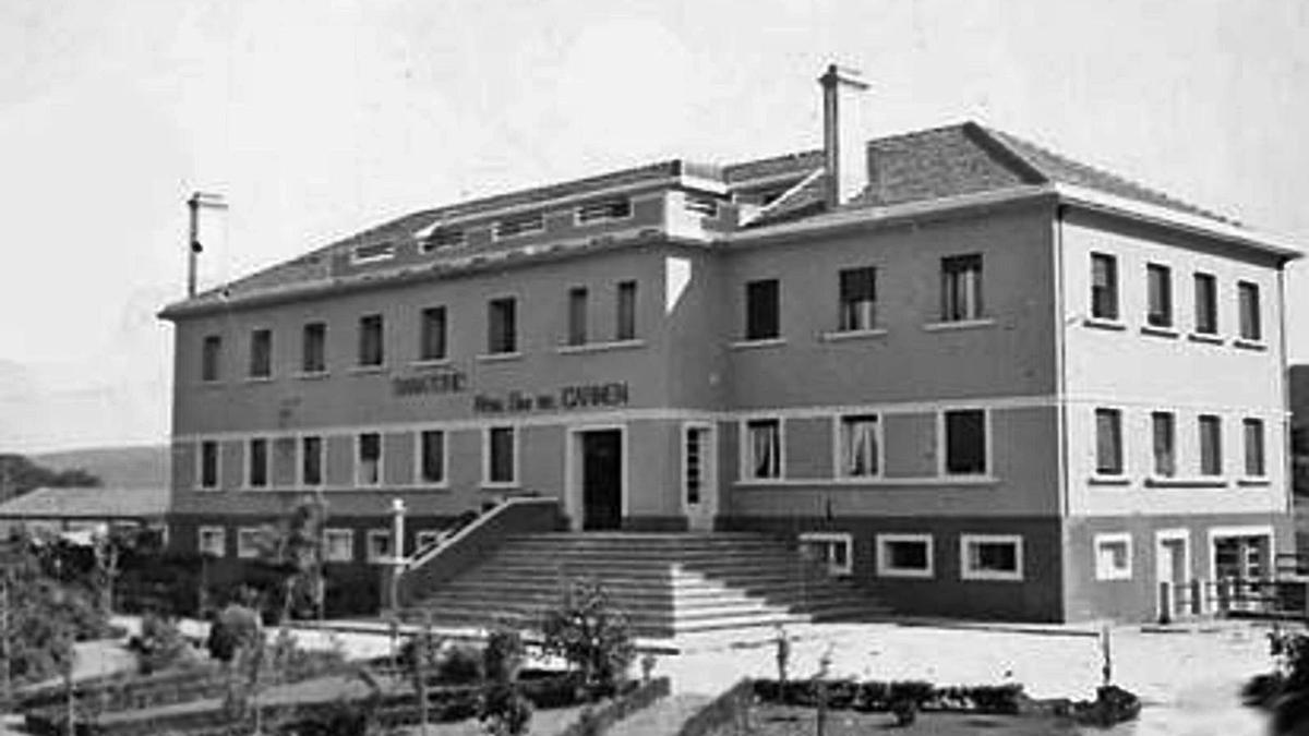 El Hotel Elia, encima de lo que hoy es el      comercio Loigar (abajo). Sanatorio del Carmen (arriba).