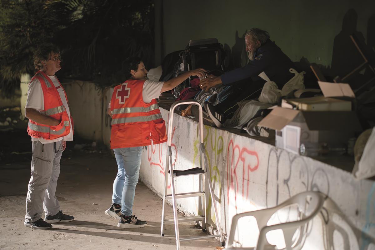 Voluntarios de Cruz Roja Málaga, en pleno trabajo asistencial.
