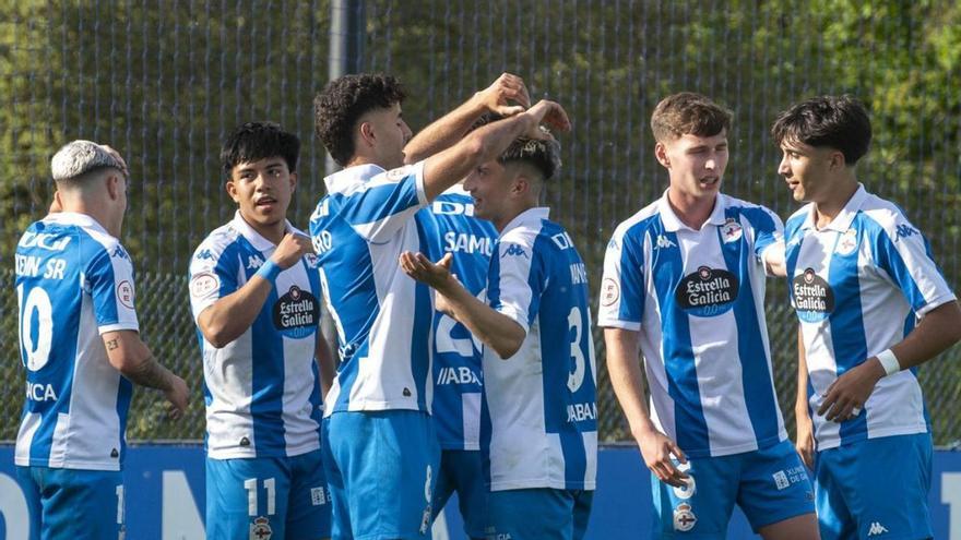 Los jugadores del Fabril celebran un gol ante el Bergantiños. | Casteleiro / Roller Agencia