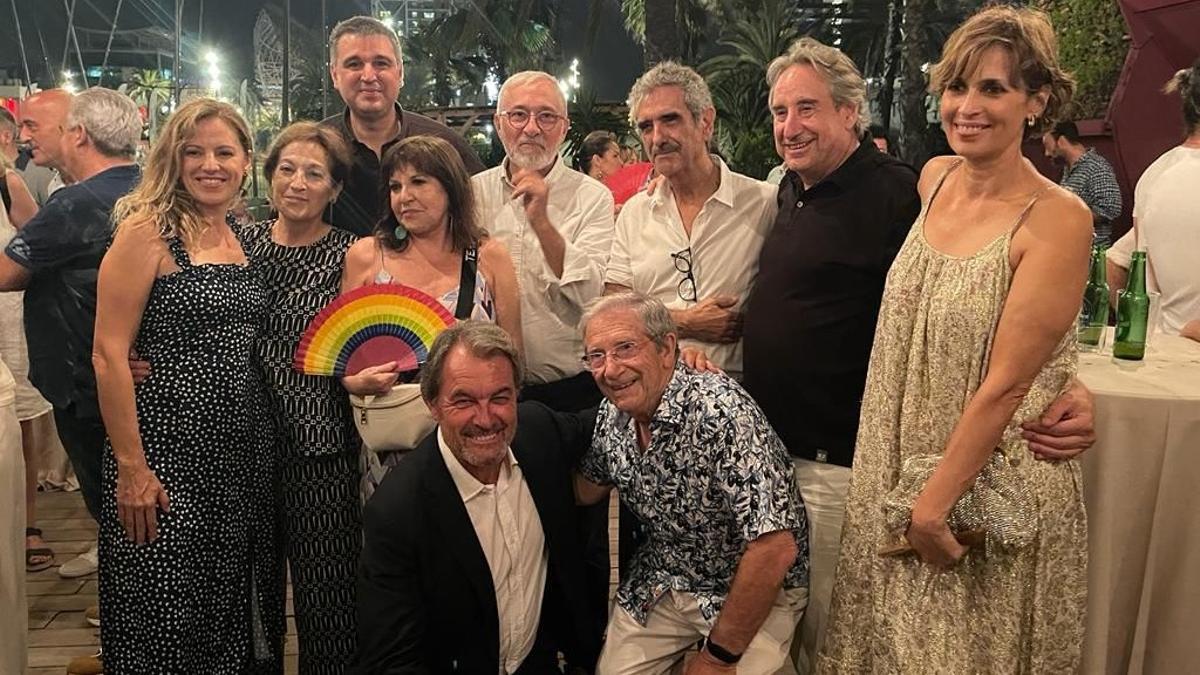 Roger Pallarols con el presidente Artur Mas, Loles León, Joan Pera, Juanjo Puigcorbé, Javier Sardà y otros asistentes