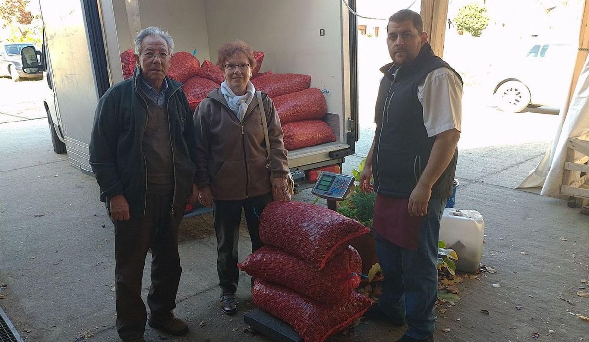 José Rodríguez y Manuela García llegan con sus sacos de castañas desde Santa Cruz de Abranes. | Araceli Saavedra