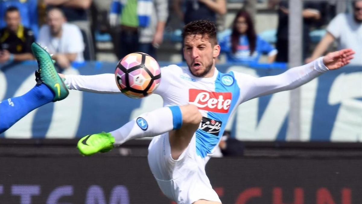 Mertens, que falló un penalti y marcó un gol, intenta un espectacular remate